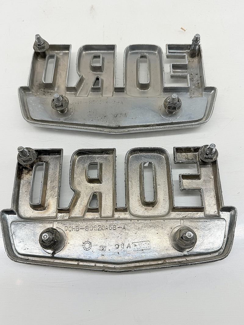 VINTAGE OEM 1970 FORD TRACTOR TRUCK 8000 PAIR HOOD SIDE EMBLEM D0HB80020A68A C66