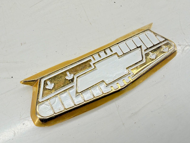 Vintage 1955 1956 Chevrolet Bel Air Gold-Tone Crest Emblem E9-62