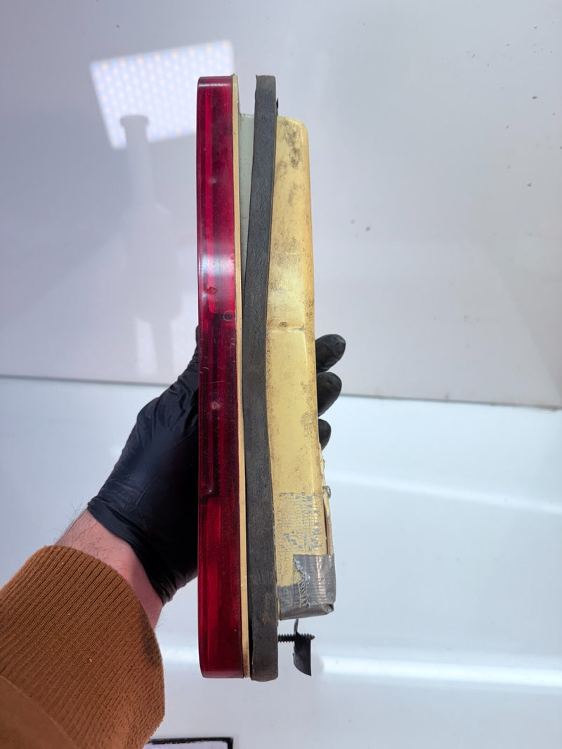 1975-1991 FORD E150 E250 E350 Drivers Left SIDE TAIL LIGHT E4UB-13405 C23-20