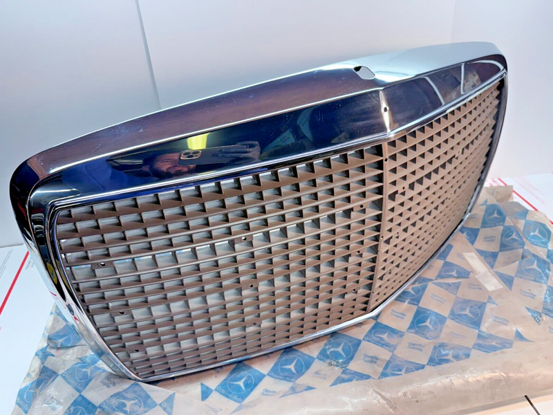 NOS 1974 - 1976 Mercedes W114 W115 C114 Front Grill Assembly Late Model 1975 P7