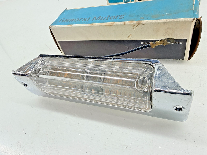 (1) NOS 1957 Chevrolet BelAir 210 Rear License Plate Light Lamp 898309 C70-24