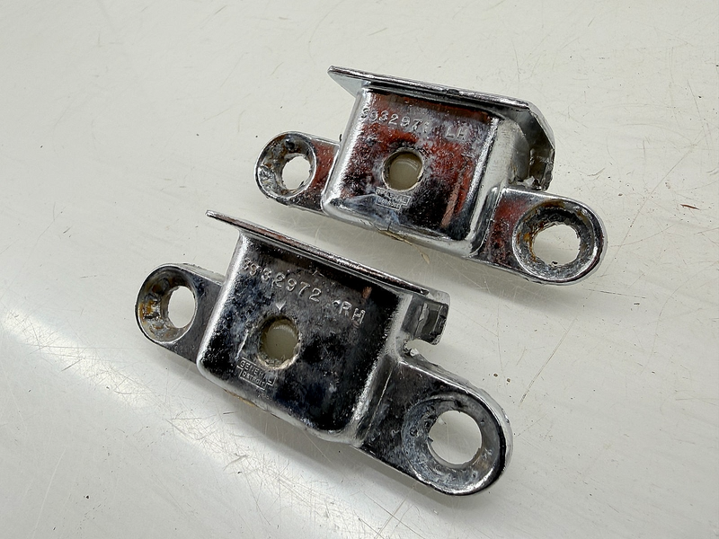 OEM 1968 - 1982 CHEVY CORVETTE PAIR T-TOP ALIGNMENT HOUSING RH LH 3932972 E9-37