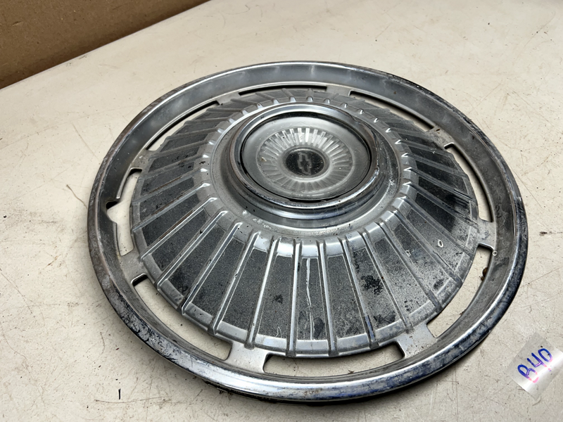 OEM GM 1964 Chevrolet Chevelle Malibu 14" Hubcap Wheel Center 64 B40-12