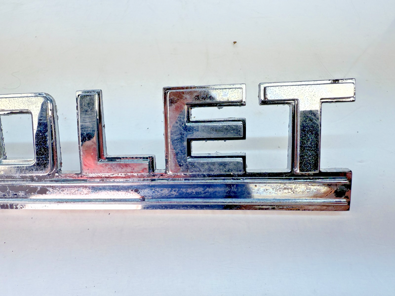 OEM 1973 - 1992 Chevrolet Chevy G10 G20 Suburban Rear Door Emblem 1405225 E7-1