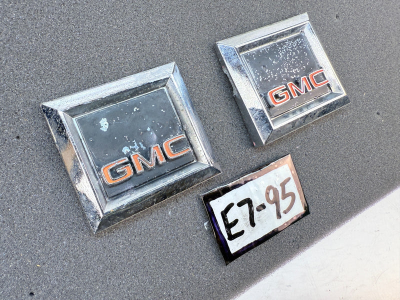 BRKN OEM 1973 - 1980 GMC Sierra Grande PAIR Fender Emblem C10 Pickup E7-95