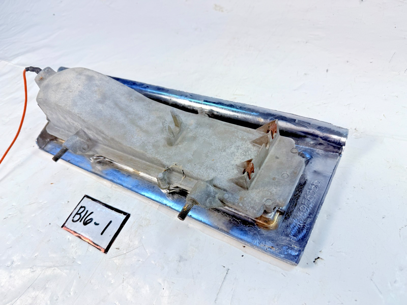 1965 CADILLAC DEVILLE DRIVER SIDE FRONT PARKING LIGHT W/ GRILLE GM 5956355 B16-1