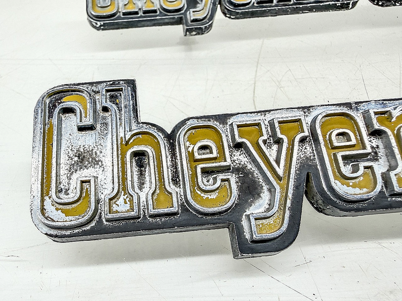 OEM 1973 - 1976 CHEVY TRUCK CHEYENNE SUPER 10 FENDER EMBLEM PAIR 6273134 E10-4