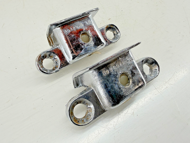 OEM 1968 - 1982 CHEVY CORVETTE PAIR T-TOP ALIGNMENT HOUSING RH LH 3932972 E9-37