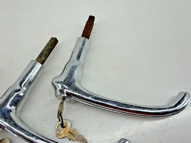 (1) Vintage 1930s 1940s CHEVY GM GMC Deck Lid Trunk Handle w/ Lock & Key C34-40