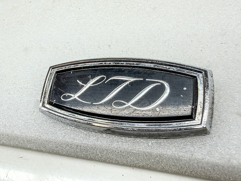 OEM 1971 1972 FORD CLASSIC LTD OVAL SCRIPT EMBLEM MEDALLION D1AB-65517A56 E10-43