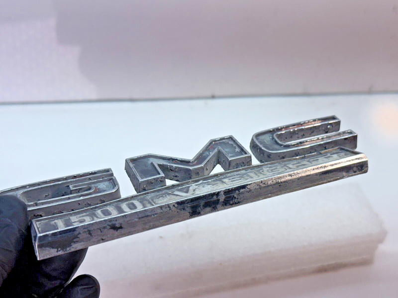 OEM 1969 - 1972 GMC Truck Factory V8 Fender Emblem 69 70 71 72 B32-161