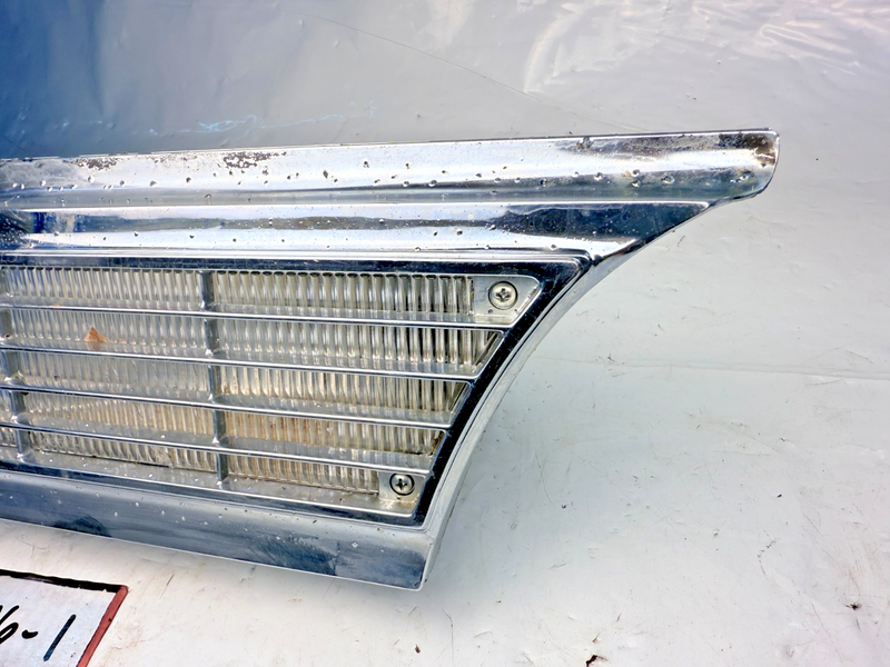 1965 CADILLAC DEVILLE DRIVER SIDE FRONT PARKING LIGHT W/ GRILLE GM 5956355 B16-1