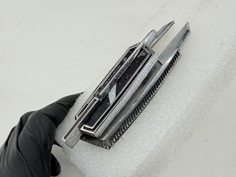 OEM 1971-1973 Oldsmobile Toronado Emblem Grille 408963 E9-64