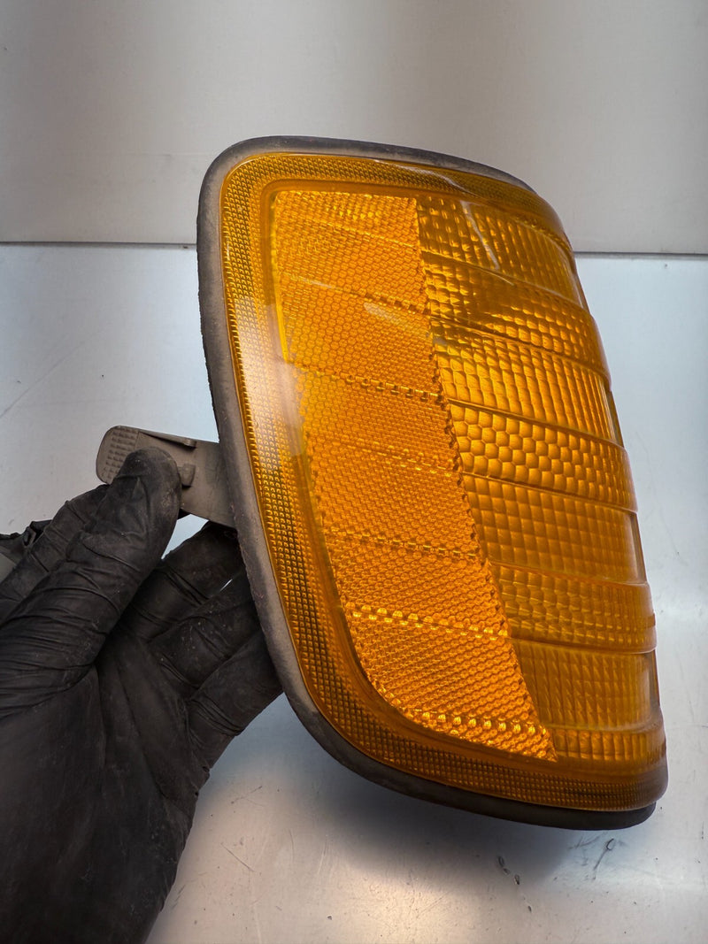 OEM 1993 1989 MERCEDES 300 E RIGHT LEFT SET MARKER LIGHT CORNER SIGNAL C5-50