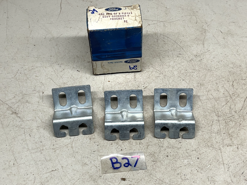 NOS 1975-77 Lincoln Continental QUARTER WHEEL OPENING COVER SKIRT BRACKET B27-29