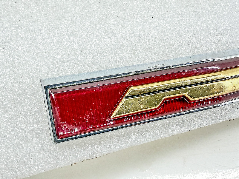 1965 CHRYSLER NEW YORKER EMBLEM REAR TRUNK CENTER EMBLEM 2528518 E10-39