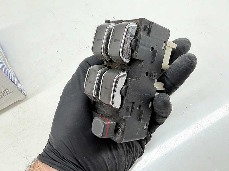 OEM 1997 - 1999 Cadillac Deville Power Window Switch 25668566 C30-42