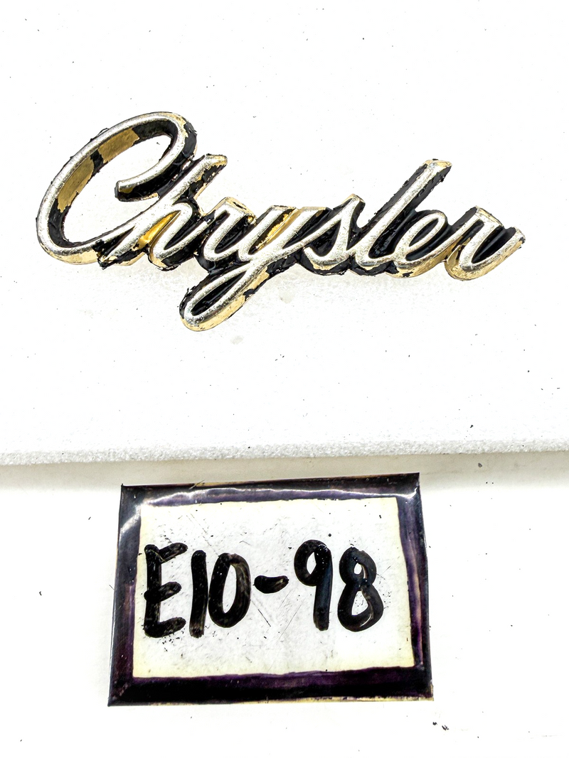 Vintage 1976 - 1978 CHRYSLER NEW YORKER NEWPORT GOLD HOOD EMBLEM 3569957 E10-98
