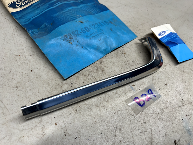 NOS 1977-1979 FORD THUNDERBIRD Rear Roof C Pillar TRIM Molding Corner 79 B29-70