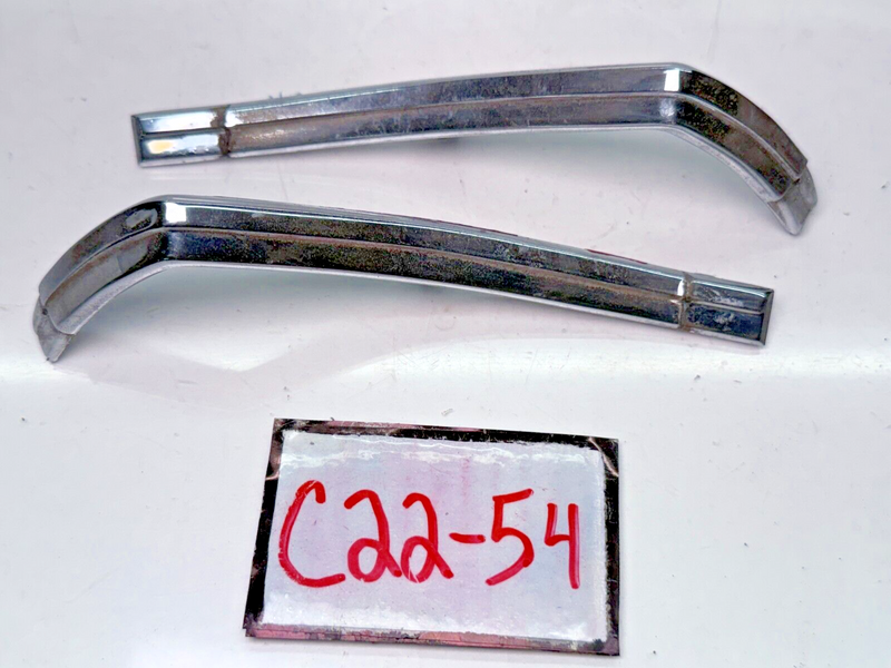 OEM PAIR OF GM 7746860 / 7746861 MOLDING TRIM EMBLEMS 1394299 C22-54