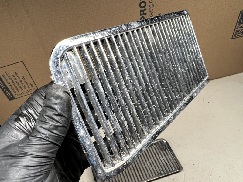 Original 1969 Chevrolet Chevelle Hood Inserts Grills 3915489 LH 3915490 RH B18-2