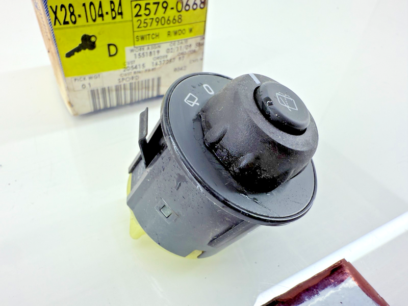 NEW OEM GM 2002-09 TRAILBLAZER ENVOY REAR WINDOW WIPER SWITCH 15074680 C30-12