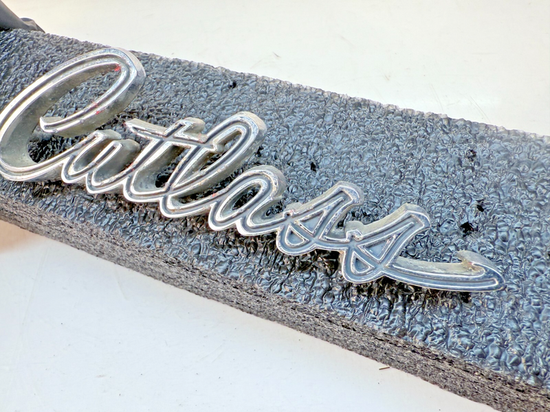 OEM 1968 1969 OLDSMOBILE CUTLASS S 442 GM FENDER SCRIPT EMBLEM 399503 B32-344