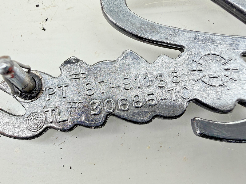 OEM 1970 Buick Riviera Script Emblem Badge 87-91136 30685-70 E9-22