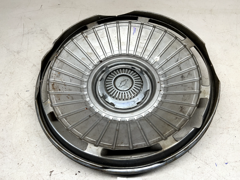 OEM GM 1964 Chevrolet Chevelle Malibu 14" Hubcap Wheel Center 64 B40-11
