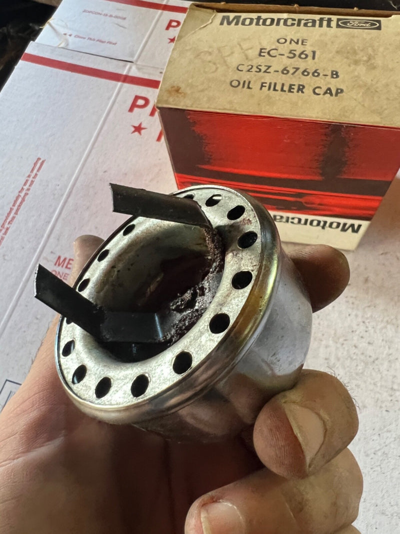 NOS ORIGINAL Ford SCREW ON CAP 260-289-302-390-406-427-428 C2SZ-6766-B