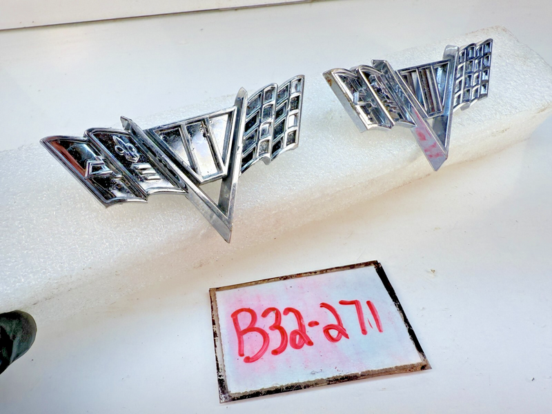 1963 - 1967 Chevy V8 FENDER EMBLEMS 3840318 Chevelle Vette Nova Impala B32-271