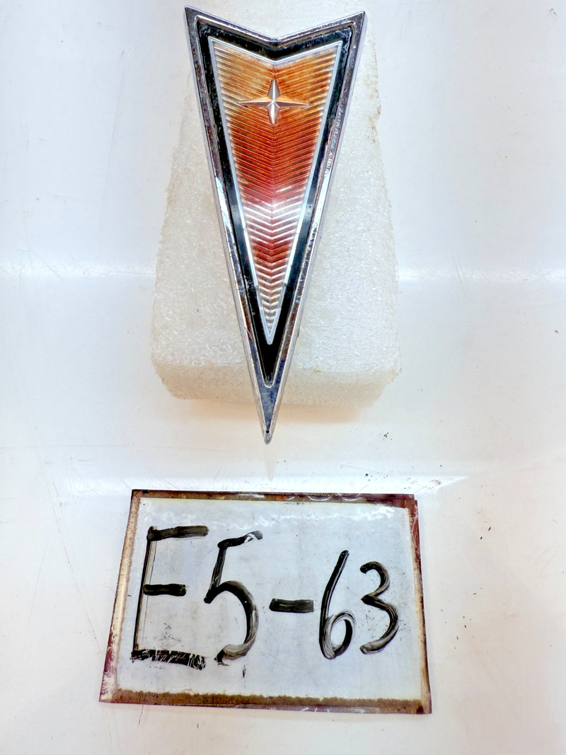 VINTAGE OEM 1980'S METAL PONTIAC ARROW EMBLEM 10014201 GM E5-63