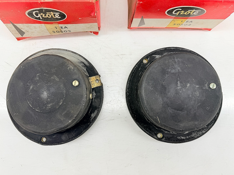 NOS GROTE PAIR STOP LIGHT 50502 TRUCK-LITE 80339R RAT ROD C71-29