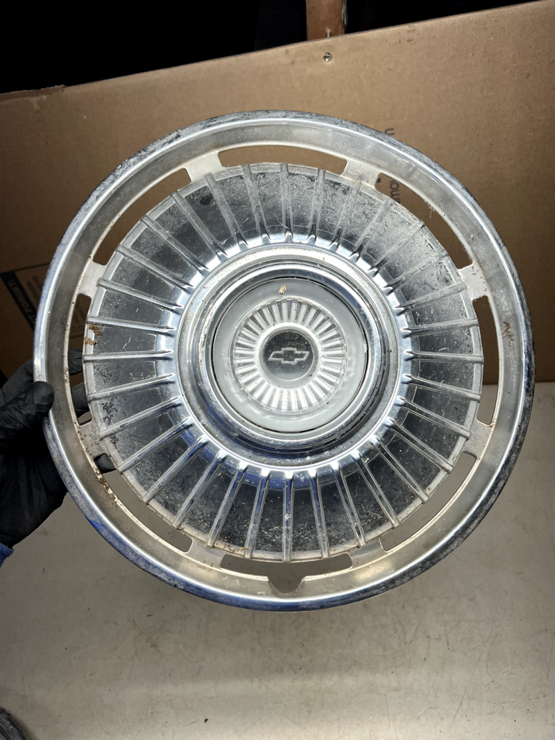 OEM GM 1964 Chevrolet Chevelle Malibu 14" Hubcap Wheel Center 64 B40-11