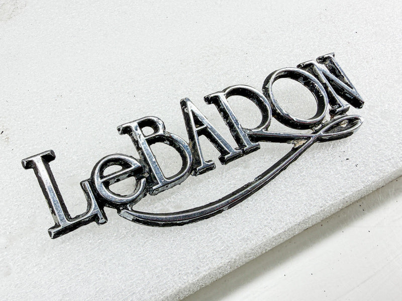 Vintage 1977 - 1979 CHRYSLER LeBARON SCRIPT EMBLEM 4017343 E10-74