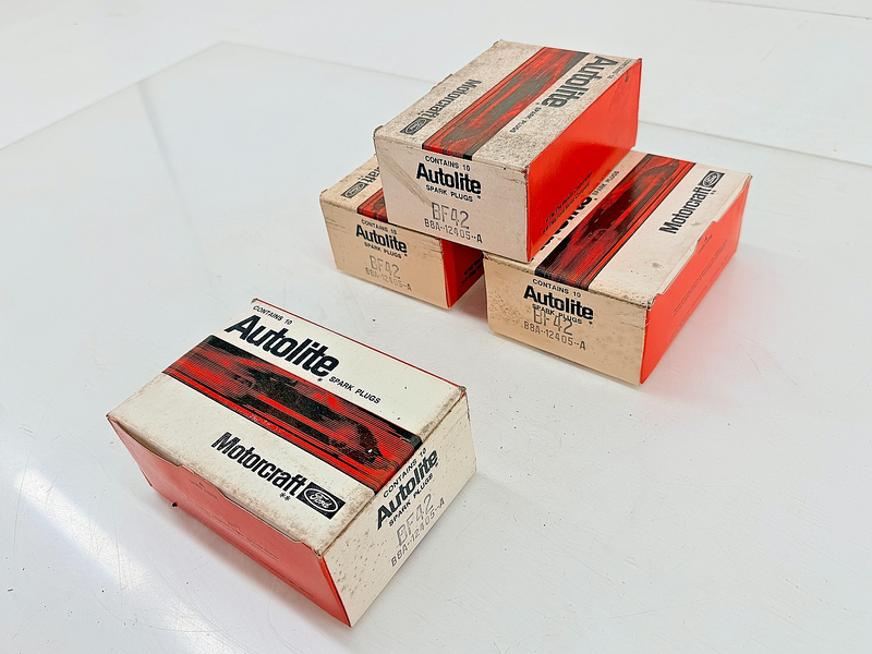 (1) NOS 1958 - 1974 Ford Mustang T-Bird Bronco Spark Plug Set B8A-12405-A C74-30