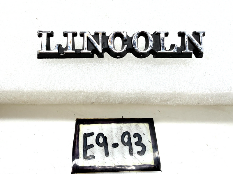 1975 -  1981 Lincoln Town Car Nameplate Emblem D5VB-5506042 E9-93