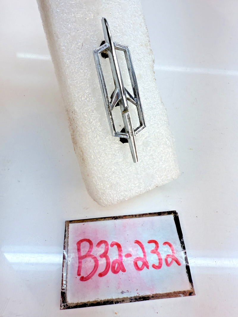 RARE OEM Oldsmobile Olds Rocket Grille Emblem Chrome Badge 408585 B32-232