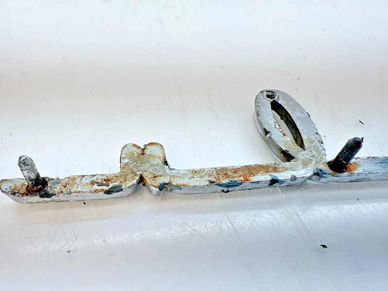 RARE VINTAGE 1950 1951 BABY LINCOLN EMBLEM SCRIPT DIE CAST CHROME E6-122