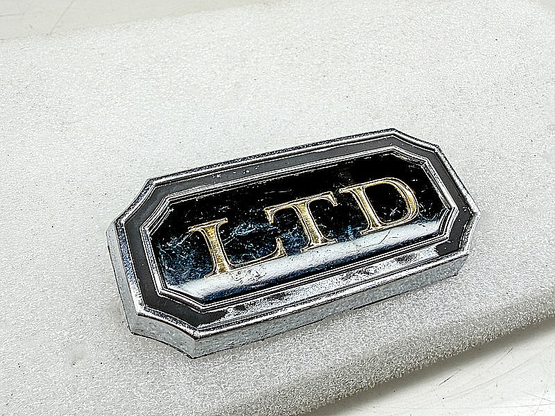 Vintage 1969 1970 FORD LTD GOLD LETTER BADGE ROOF SAIL PANEL EMBLEM E10-34