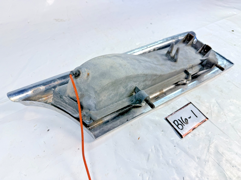 1965 CADILLAC DEVILLE DRIVER SIDE FRONT PARKING LIGHT W/ GRILLE GM 5956355 B16-1