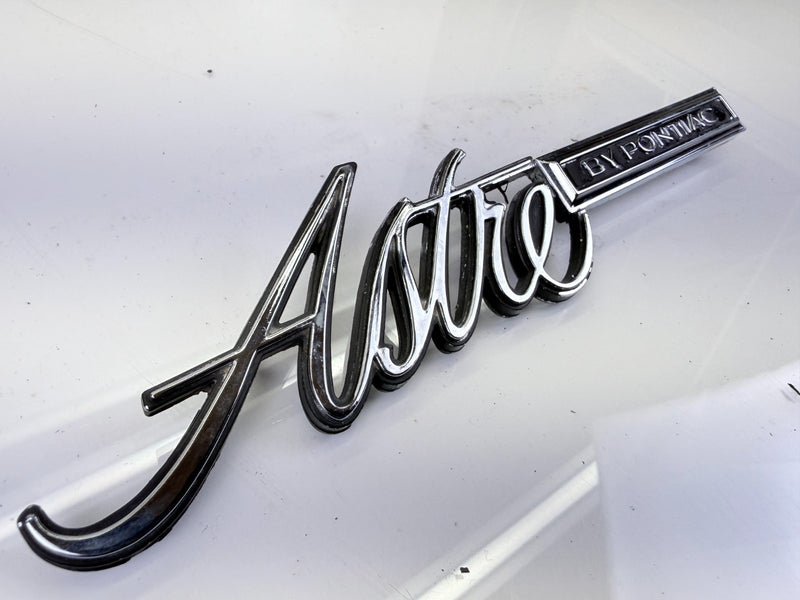 OEM 1974 - 1977 PONTIAC ASTRE FENDER EMBLEM SCRIPT 738996 E8-114