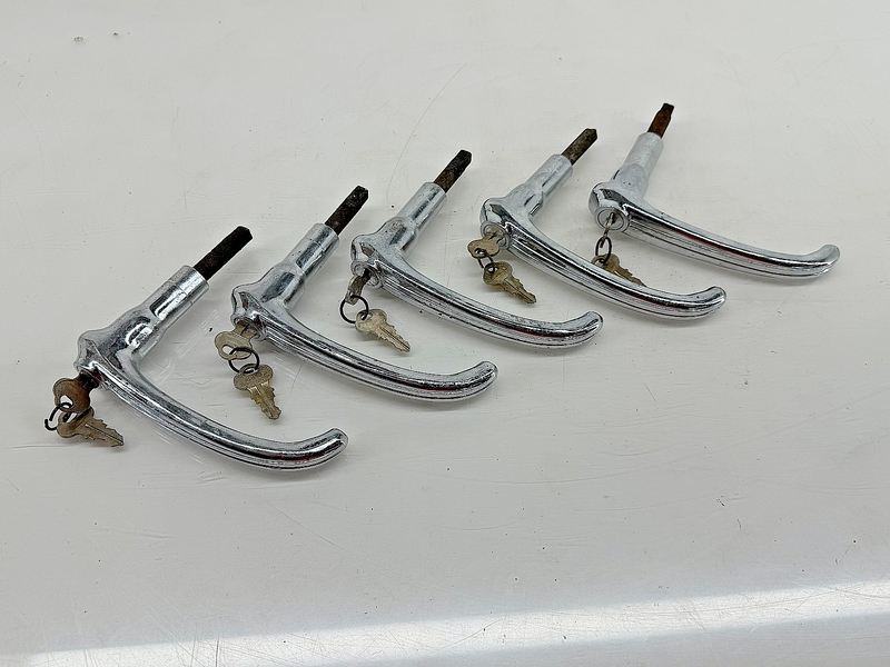 (1) Vintage 1930s 1940s CHEVY GM GMC Deck Lid Trunk Handle w/ Lock & Key C34-40