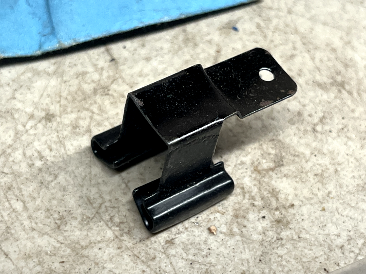 (1) NOS Ford CLIP D9AZ-5422A44-A B29-83