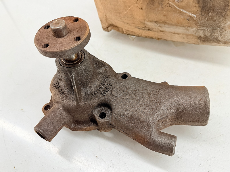 NOS 1963 1964 Chevrolet GMC Truck 292 4.8L 6-Cyl Water Pump GM 3789537 C73-14