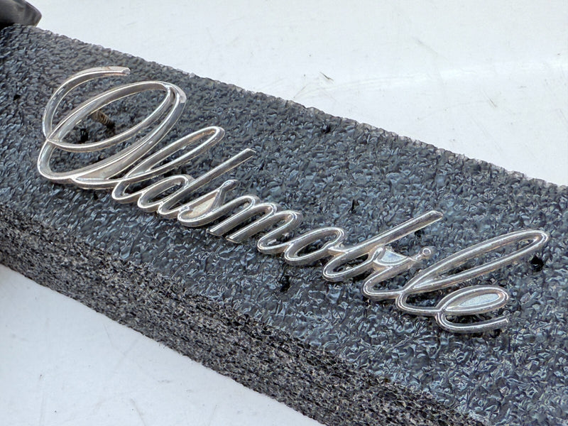 1972 - 1977 OLDSMOBILE CUTLASS TRUNK LID EMBLEM 9858568 B32-348