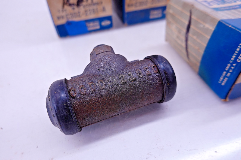 NOS 1960 - 64 FORD FALCON MUSTANG MERCURY COMET REAR BRAKE CYLINDER C3DZ-2261-A