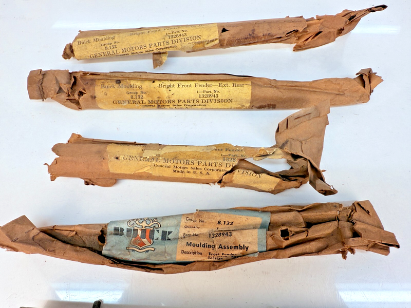 (1) NOS 1946 - 1948 BUICK SUPER & ROADMASTER SPEAR MOLDING TRIM 1328943 B32-303