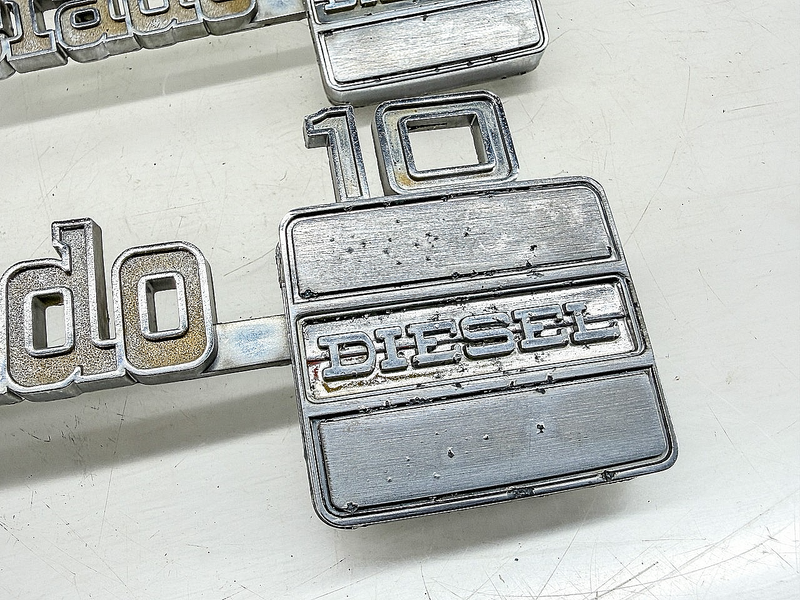 OEM 1975 - 1980 CHEVY SILVERADO 10 DIESEL FENDER EMBLEM PAIR 14016642 E10-2
