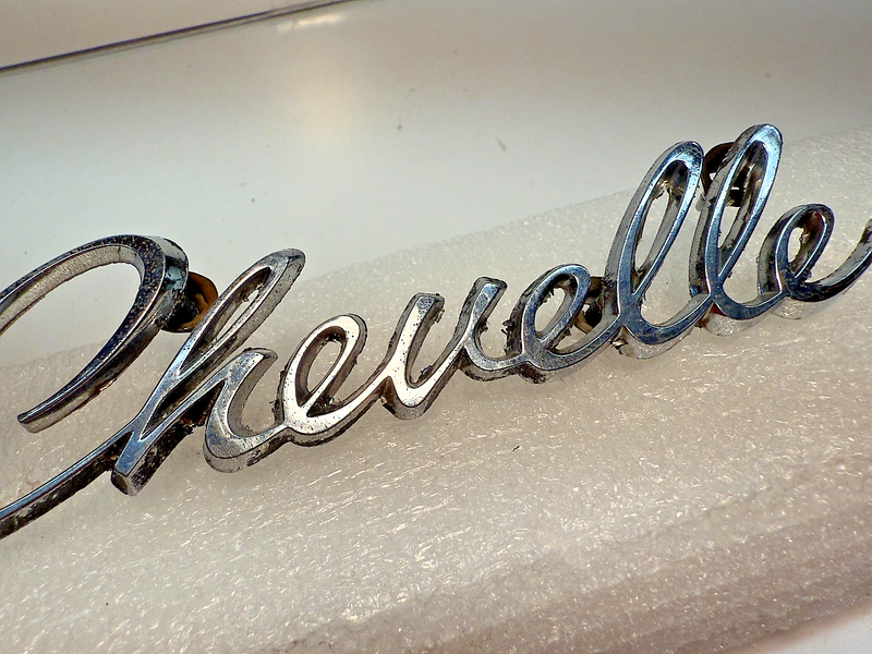 VINTAGE 1968 CHEVY CHEVELLE REAR DECK EMBLEM SCRIPT 7740129 GM B32-47